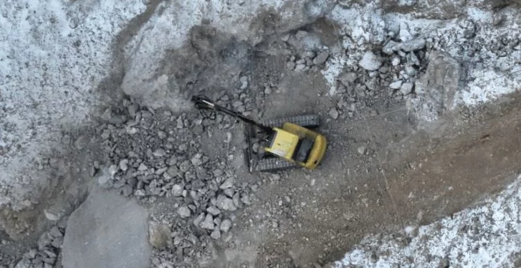 Экскаватор с гидравлическим молотом подключили к поискам в Майкаине  - изображение 1