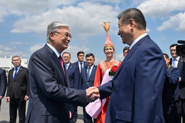 Касым-Жомарт Токаев в аэропорту Астаны встретил Председателя КНР Си Цзиньпина - изображение 1