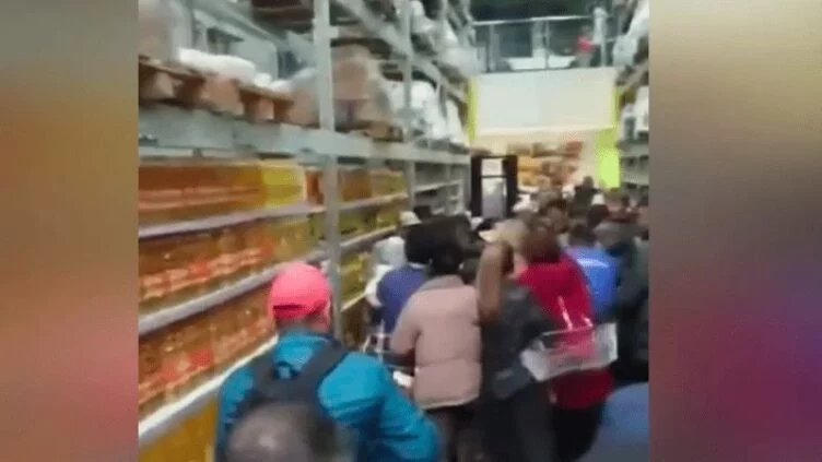 Драки в магазинах устроили покупатели из-за скидок в Петропавловске - изображение 1
