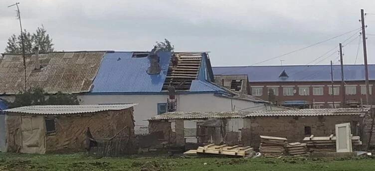 Крыши восьми домов унесло ветром в Акмолинской области - изображение 1
