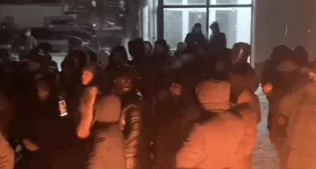 Оставшиеся без тепла экибастузцы вынуждены греться на улице вокруг костров - изображение 1