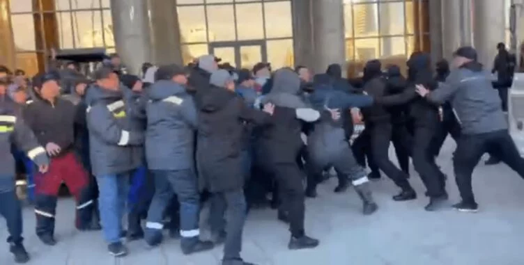 Изображение 1 для [LIVE] ❗️Полиция задержала всех протестующих нефтяников в Астане, в Жанаозене жители города вышли на площадь