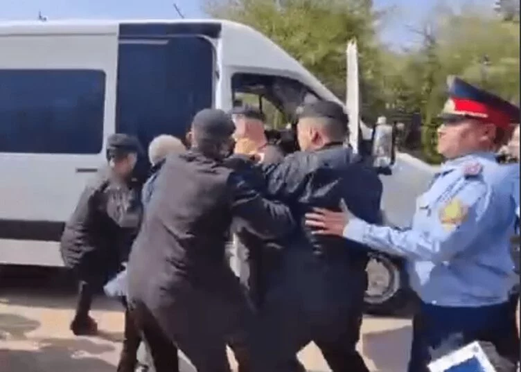 Изображение 1 для В Алматы несколько десятков жителей вышли на митинг, их начали точечно задерживать