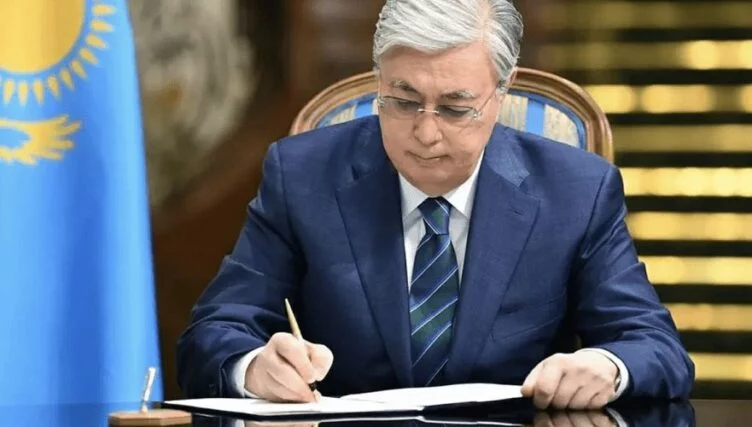 Токаев подписал закон о привлечении блогеров к адмответственности за ложную информацию - изображение 1