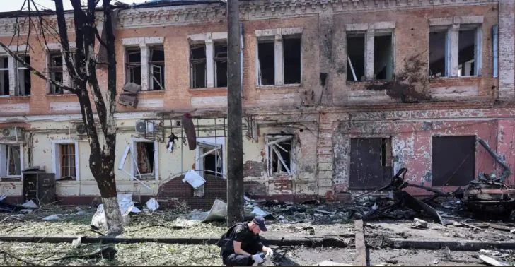 Украину за ночь атаковали более 700 российских дронов и ракет - изображение 1