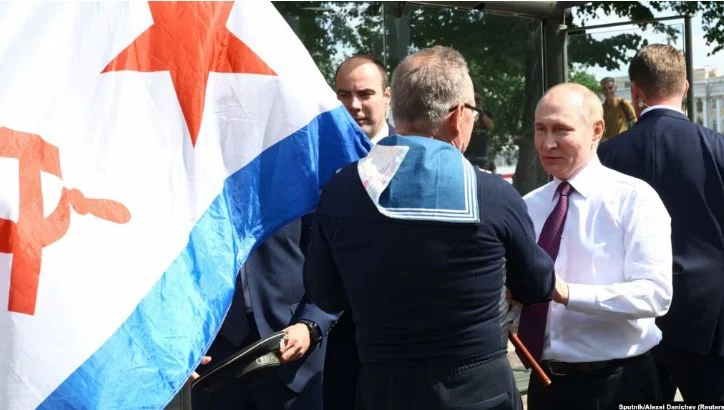 Путин впервые за долгое время вышел к публике в Петербурге - изображение 1