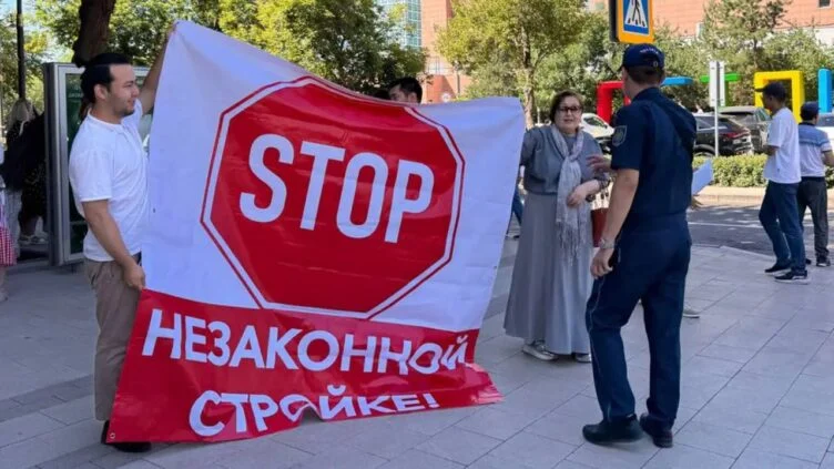 В Астане, у здания «Астанагенплан», собрались жители из-за слушаний вокруг генплана города - изображение 1
