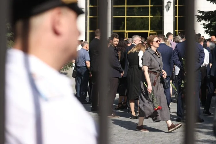 Министры прибыли проститься с экс-главой Минтранса РФ Романом Старовойтом - изображение 1
