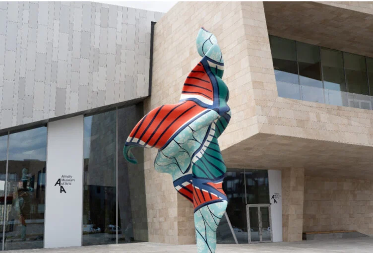 Скульптура Йинки Шонибаре появилась в Almaty Museum of Arts - изображение 1