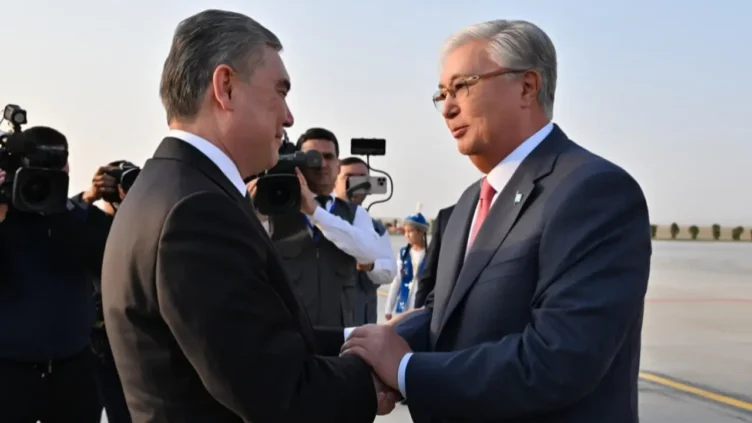 Касым-Жомарт Токаев прибыл в Туркменистан - изображение 1