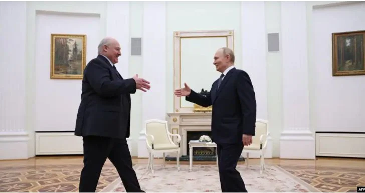 Лукашенко хочет обсудить с Зеленским окончание «этой непонятной войны» - изображение 1