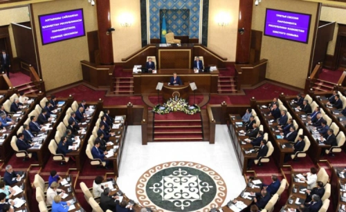 7,8 млрд тенге выделят на оплату труда депутатов и других сотрудников парламента - изображение 1