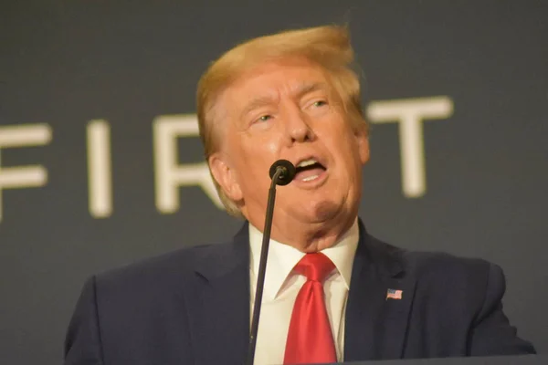 Трамп предлагает лишать лицензий телеканалы за негативное освещение - изображение 1