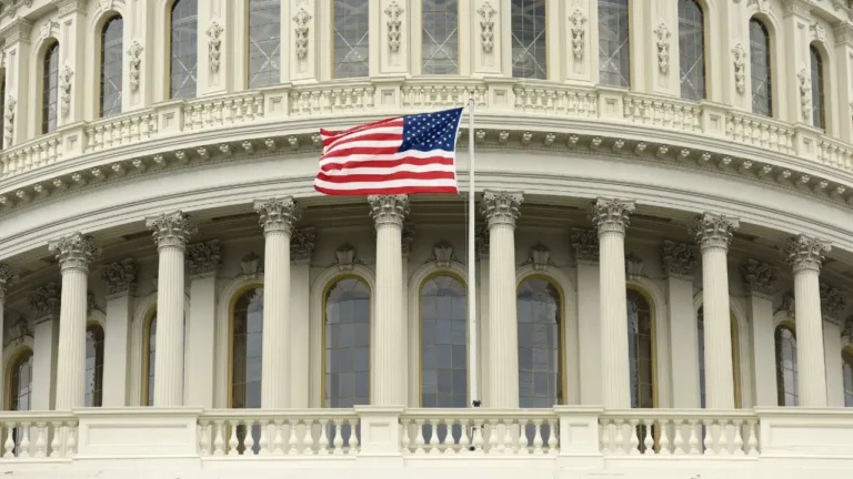 Более четырех тысяч госслужащих уволили в США - изображение 1