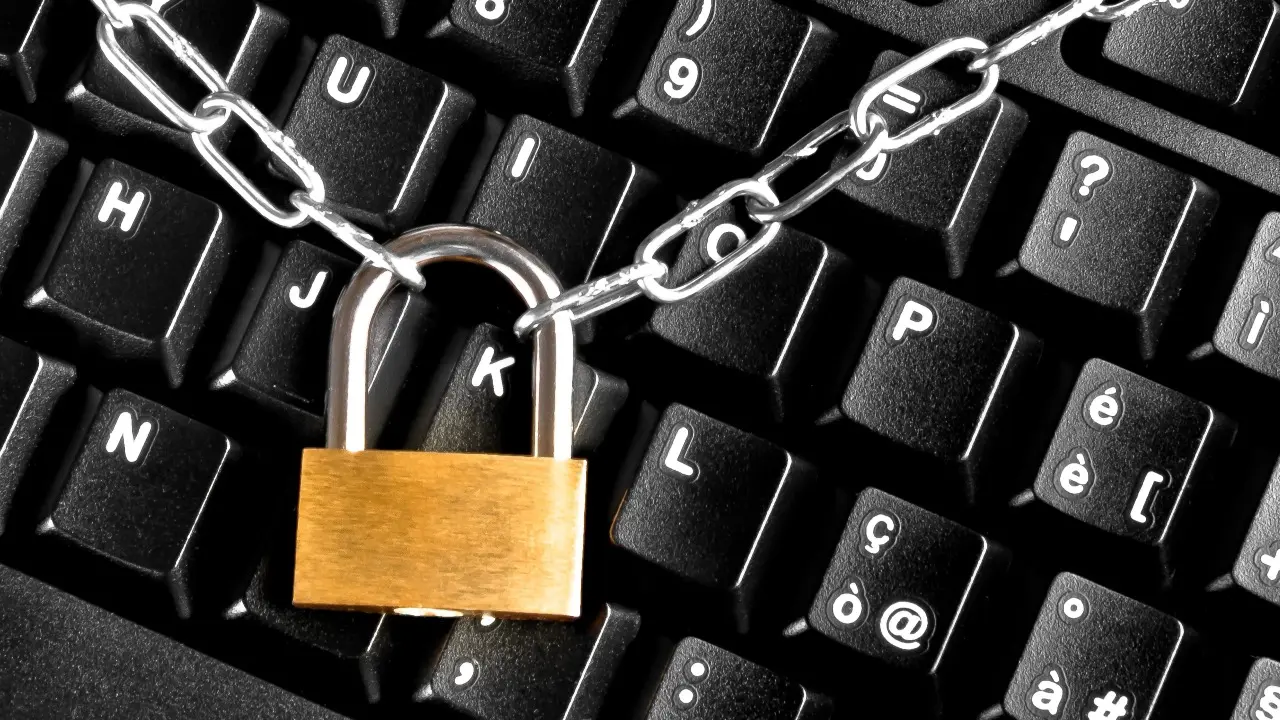 Изображение 1 для Ужесточить наказание для мобильных операторов и банков за утечки данных поручил Бектенов