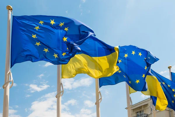 ЕС может свернуть программу поддержки украинских беженцев в 2027 году - изображение 1