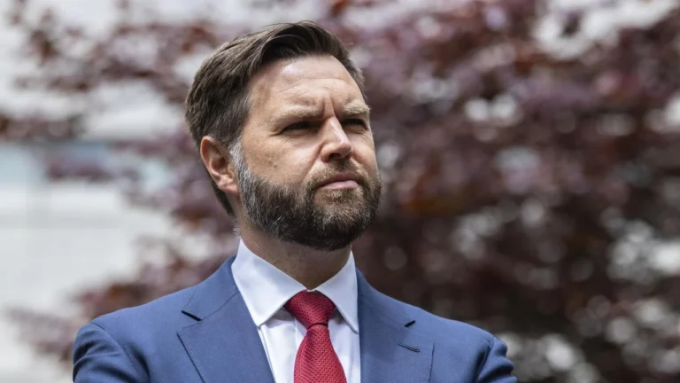 Над кортежем вице-президента США разорвался артиллерийский снаряд - изображение 1