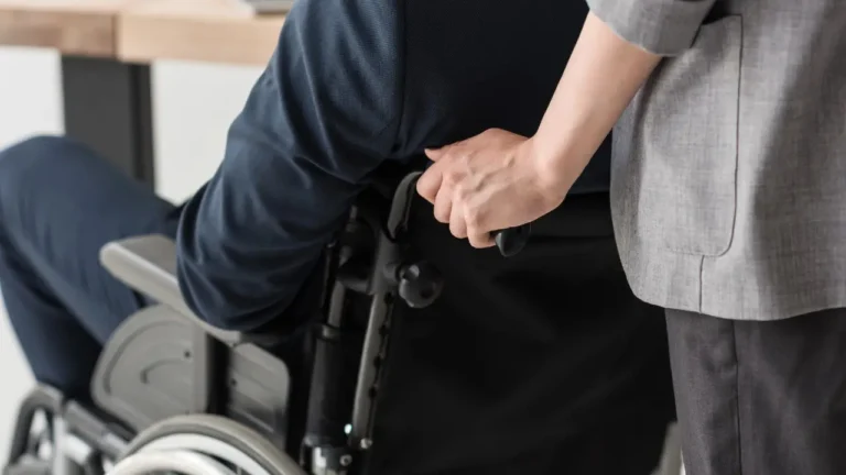 Почему различается оплата индивидуальных помощников и осуществляющих уход: позиция Миннацэкономики - изображение 1