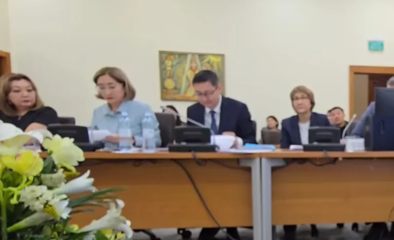 Общественник поставил под вопрос закупки вакцин — Минздрав подал иск - изображение 1