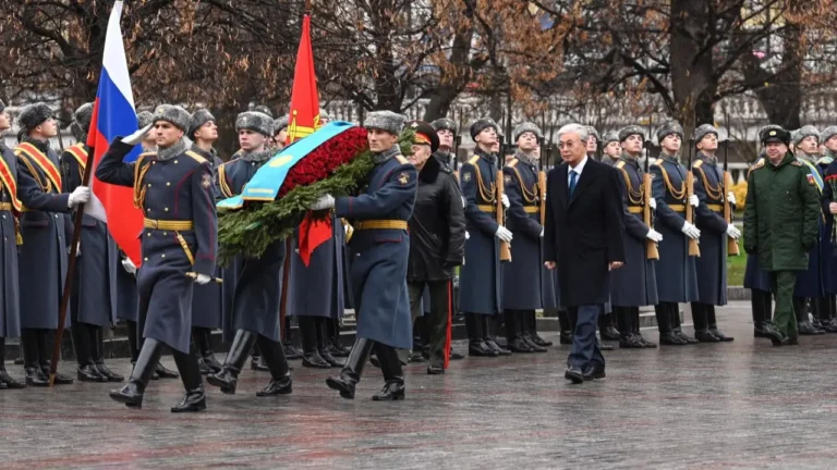 Токаев возложил цветы к могиле неизвестного солдата в Москве - изображение 1