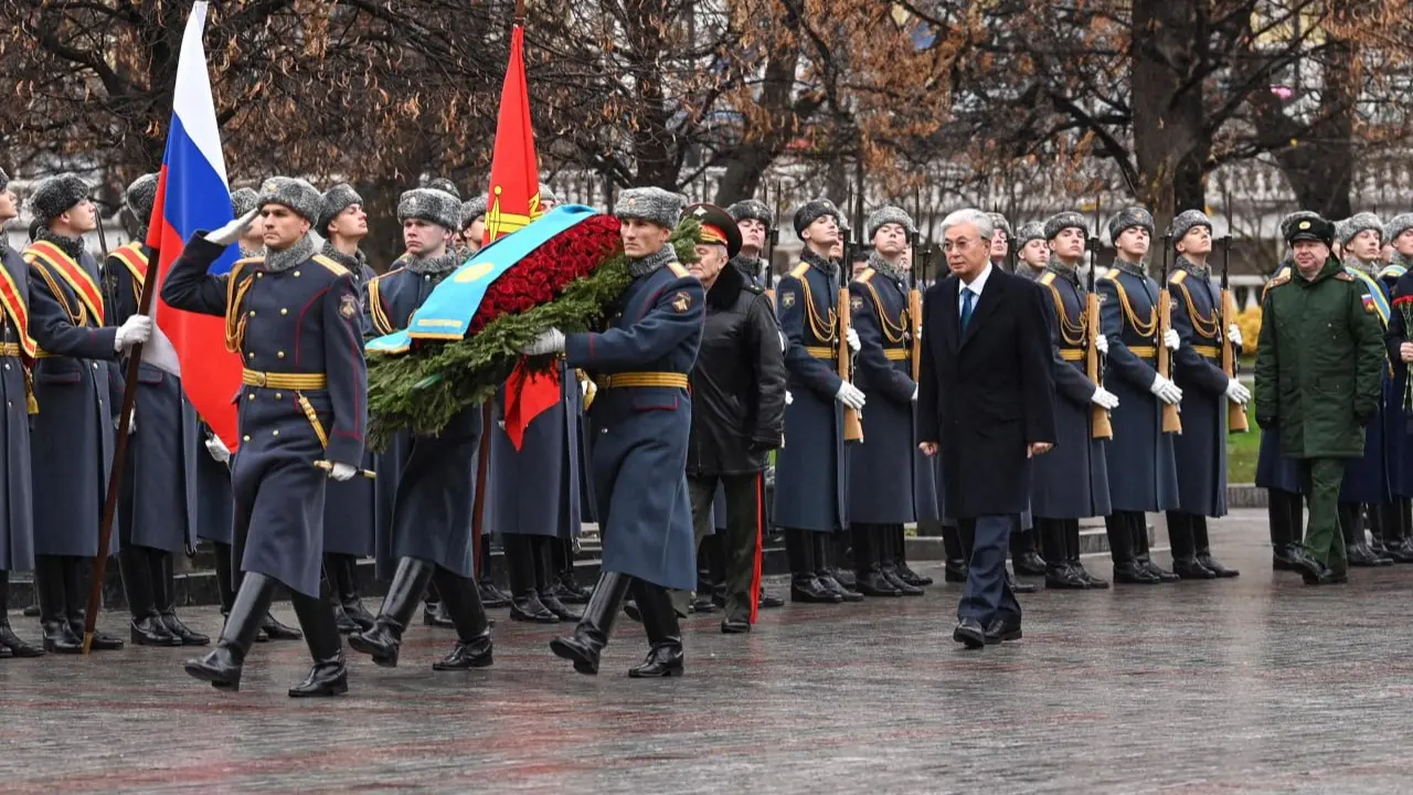 Изображение 1 для Токаев возложил цветы к могиле неизвестного солдата в Москве