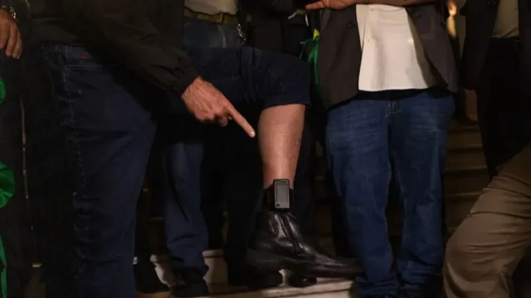 Арестованный экс-президент Бразилии пытался снять электронный браслет паяльником - изображение 1