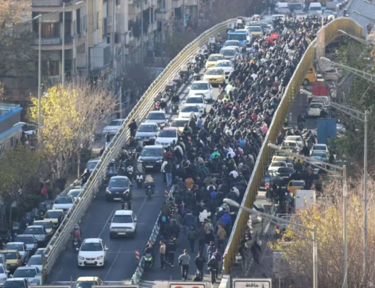 Иранцы вышли на протесты из-за резкого падения курса национальной валюты - изображение 1