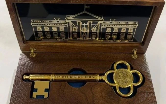 Дональд Трамп направил подарки Касым-Жомарту Токаеву - изображение 1