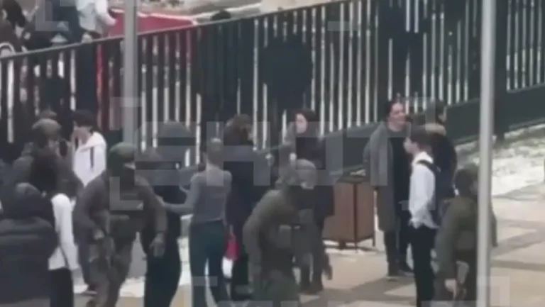 В Подмосковье школьник напал на других учеников с ножом - изображение 1