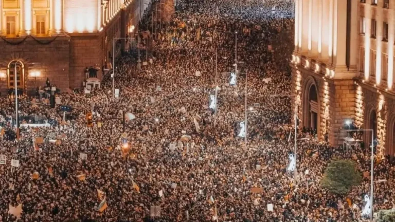 Правительство Болгарии объявило об отставке на фоне массовых протестов - изображение 1