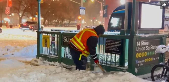 Половину США занесло снегом: около миллиона человек без света, во многих штатах транспортный коллапс - изображение 1