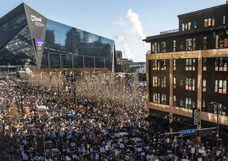 Масштабные рейды ICE в Миннеаполисе вызывают волну протестов в США - изображение 1