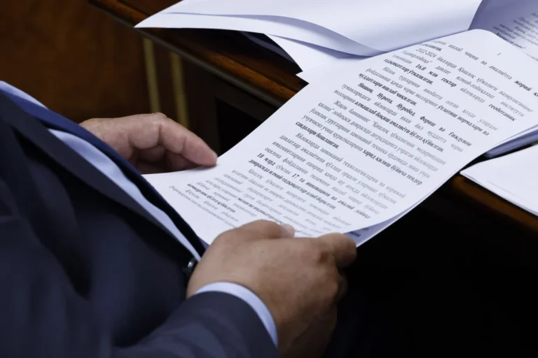 «Вынуждают лизать пол языком, пить слюну других участников»: депутаты потребовали проверить тренинги, которые сравнивают с деструктивными сектами - изображение 1