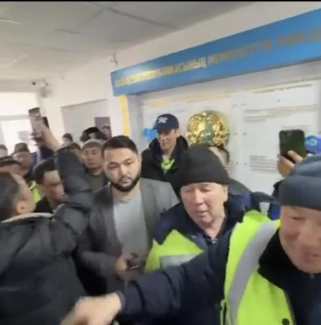 В Астане задержали коммунальщиков из-за требований повысить зарплату - изображение 1