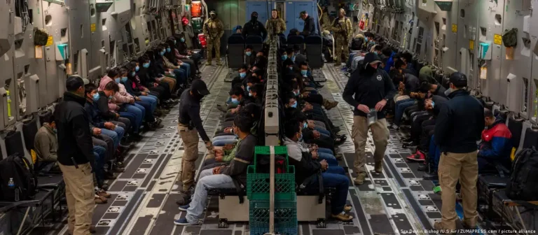 США вновь выдворили из страны десятки россиян - изображение 1