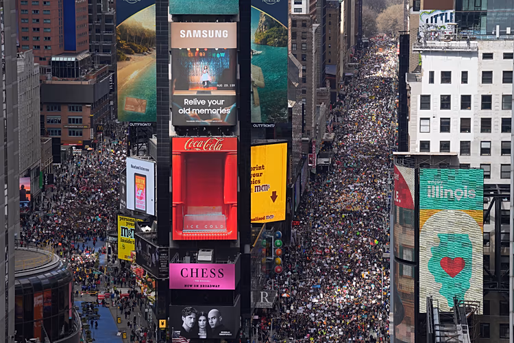 По США прокатились крупнейшие демонстрации против политики Дональда Трампа - изображение 1