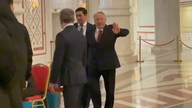 Назарбаев проголосовал на референдуме, но проигнорировал вопросы прессы  - изображение 1