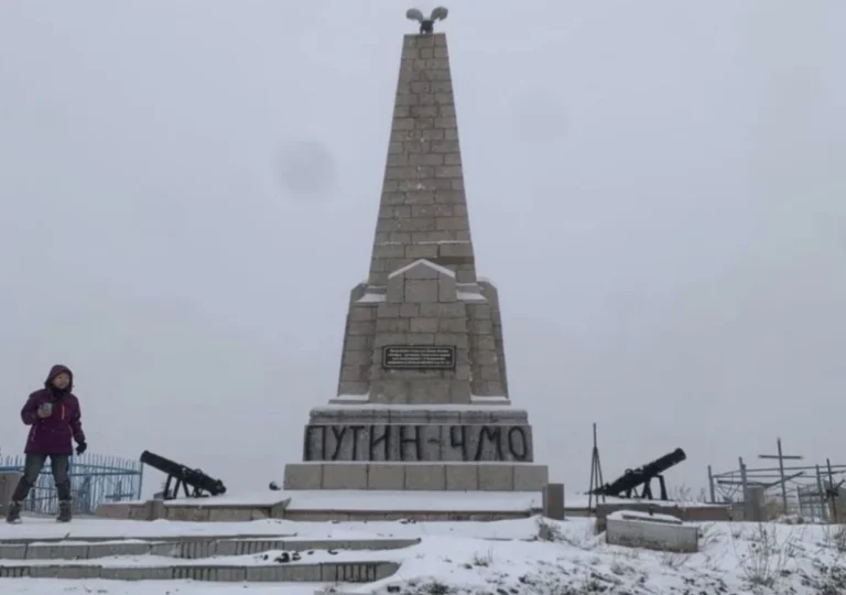 Надпись о Путине появилась на скандальном памятнике - изображение 1