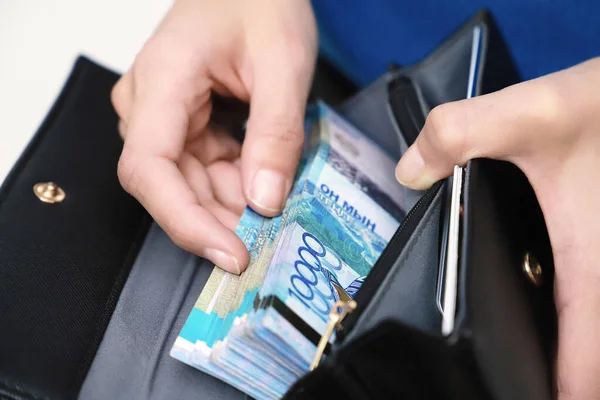 Чиновники заняли ₸30 млрд при остатках бюджета ₸19 млрд - изображение 1