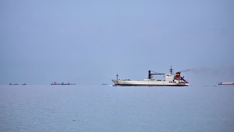 Трамп объявил о блокаде Ормузского пролива - изображение 1