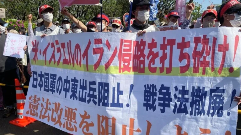 Тысячи японцев вышли против курса на войну - изображение 1
