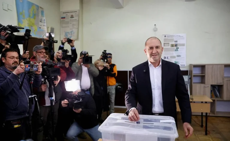 «Симпатизирующий России» Радев выходит в лидеры на выборах в Болгарии - изображение 1