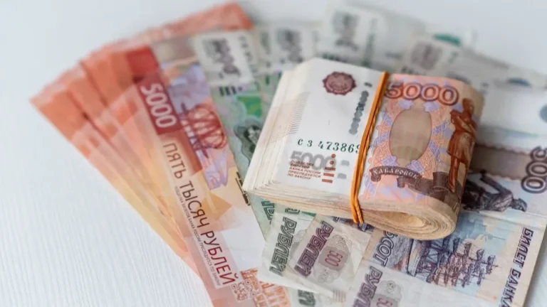 Казахстанцы резко скупают рубли: спрос вырос в семь раз - изображение 1