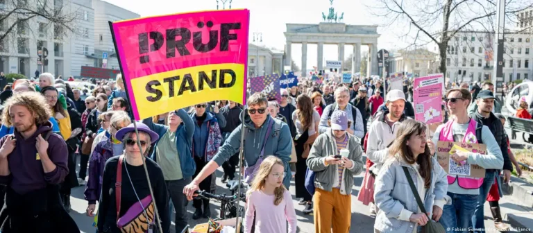 Германия вышла на улицы против правого экстремизма - изображение 1