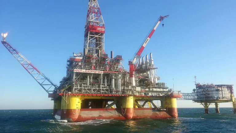 Украина атаковала нефтяные платформы «Лукойла» в Каспийском море - изображение 1