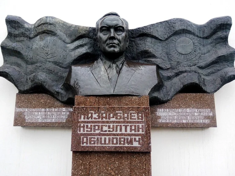Украина отказалась сносить барельеф Назарбаеву - изображение 1