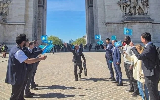 76-летний казахстанец пешком дошел до Парижа - изображение 1