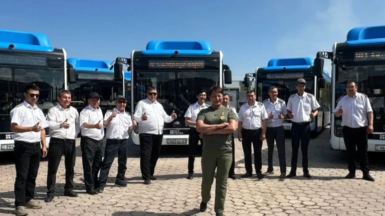 55-летняя учительница из Астаны протянула 13-тонный автобус - изображение 1