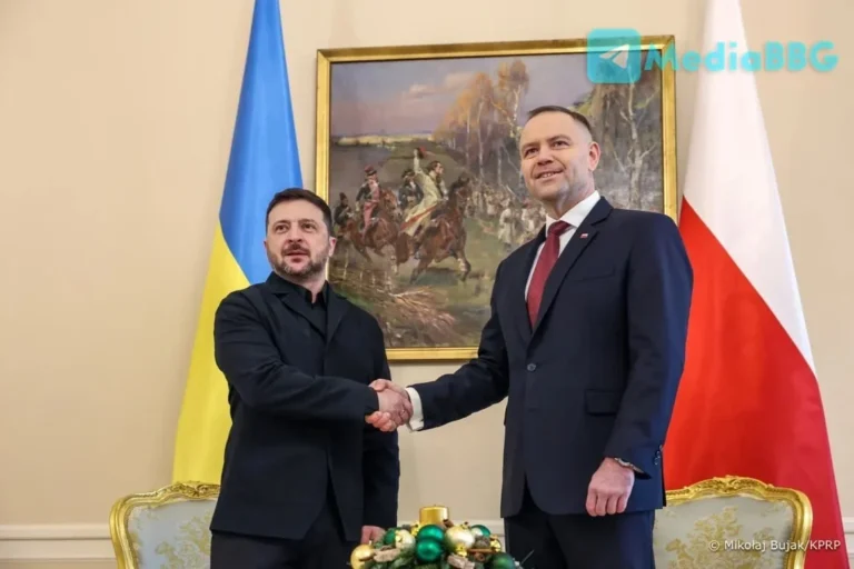 Президент Польши хочет лишить Зеленского высшей награды страны - изображение 1