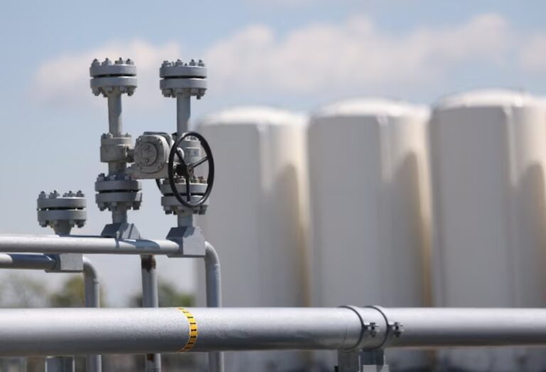 Нефтяной рынок входит в режим ЧП: мировых запасов осталось на недели - изображение 1